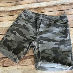 Express Factory Camo Bermuda Mid Rise Shorts Size 6